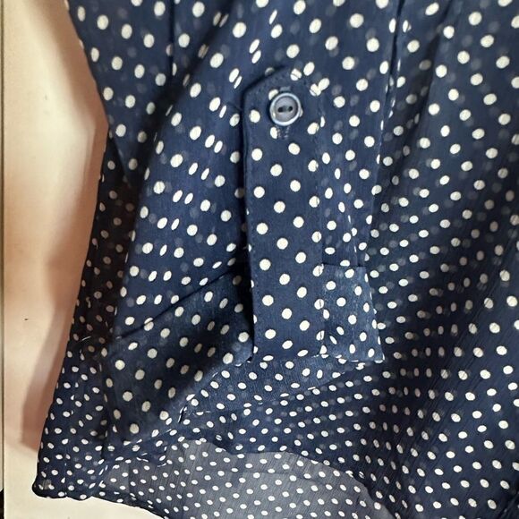 EUC - KIRRA Women’s Navy/White Polka Dot V Neck Cuff Sleeve Blouse - Size XS - Picture 4 of 6